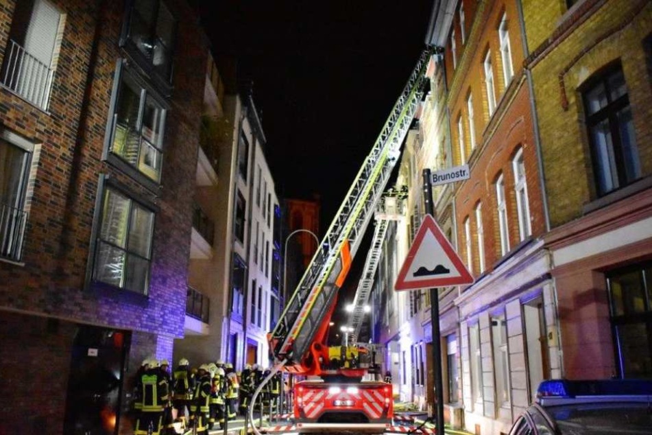Ein Löschzug blieb wegen Nachlöscharbeiten in der Straße An St. Magdalenen.