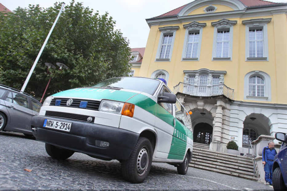 Nach der Pfosten-Attacke nahm die Polizei den Angreifer kurzzeitig fest.