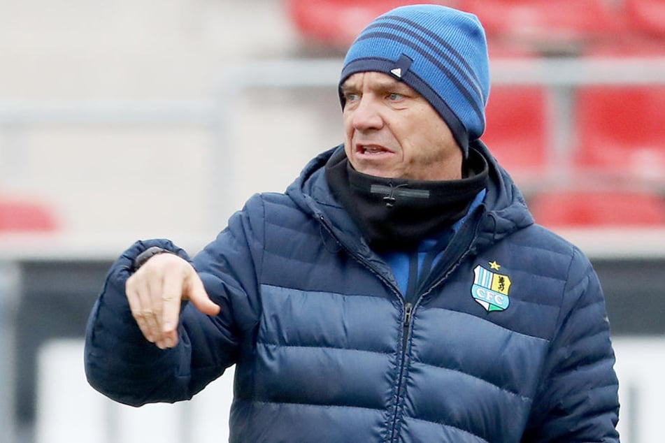 Der Blick geht zum Boden: CFC-Trainer Horst Steffen musste auch noch die Derby-Niederlage verdauen.
