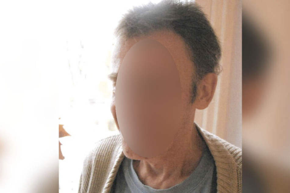 Andreas F. (60) verschwand am 14. August 2019 aus seinem Pflegeheim in Leipzig-Südvorstadt, hat eine Gehhilfe bei sich und hält die andere Hand markant an der Hüfte.