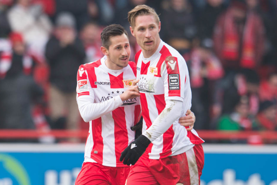 Nach dem Elfmetertor zum 1:1 Ausgleich stehen Unions Torschütze Steven Skrzybski (l) und Unions Sebastian Polter beisammen.