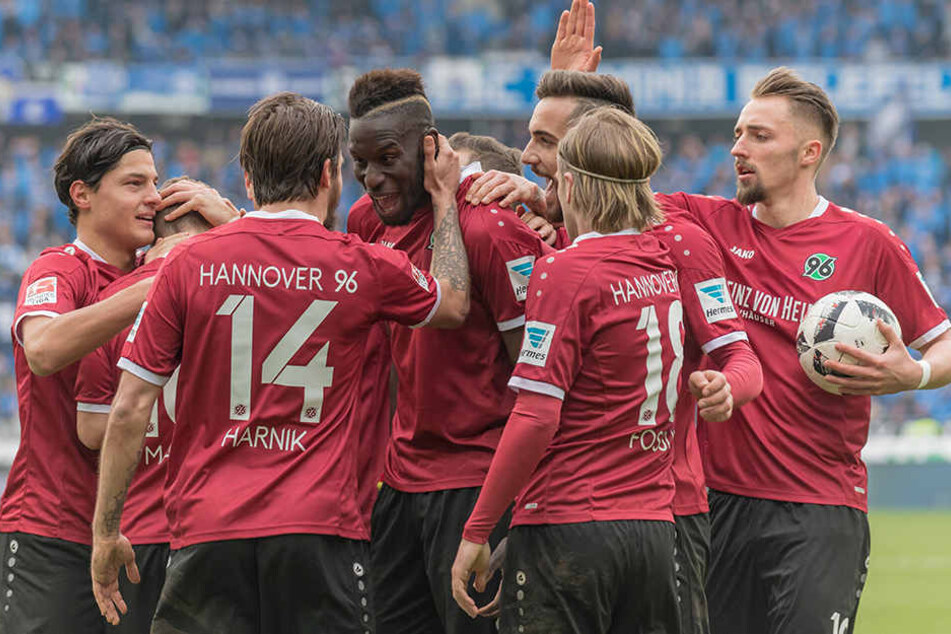 Salif Sanè feiert zusammen mit seinen Teamkollegen das 2:2-Unentschieden.