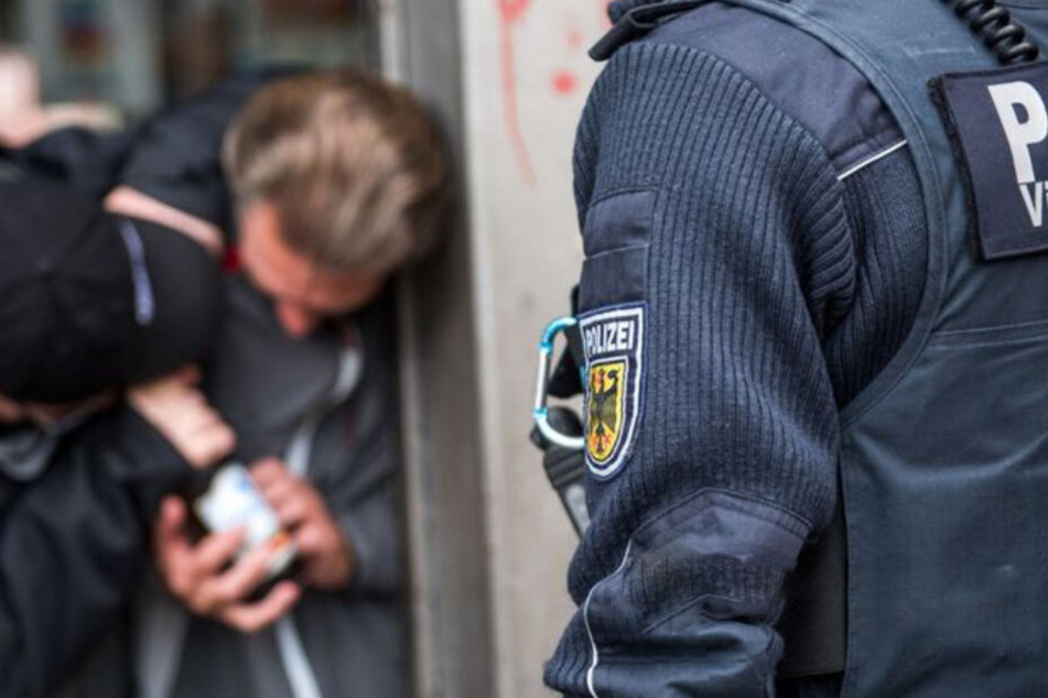 polizistin verprГјgelt polizistin verprГјgelt
