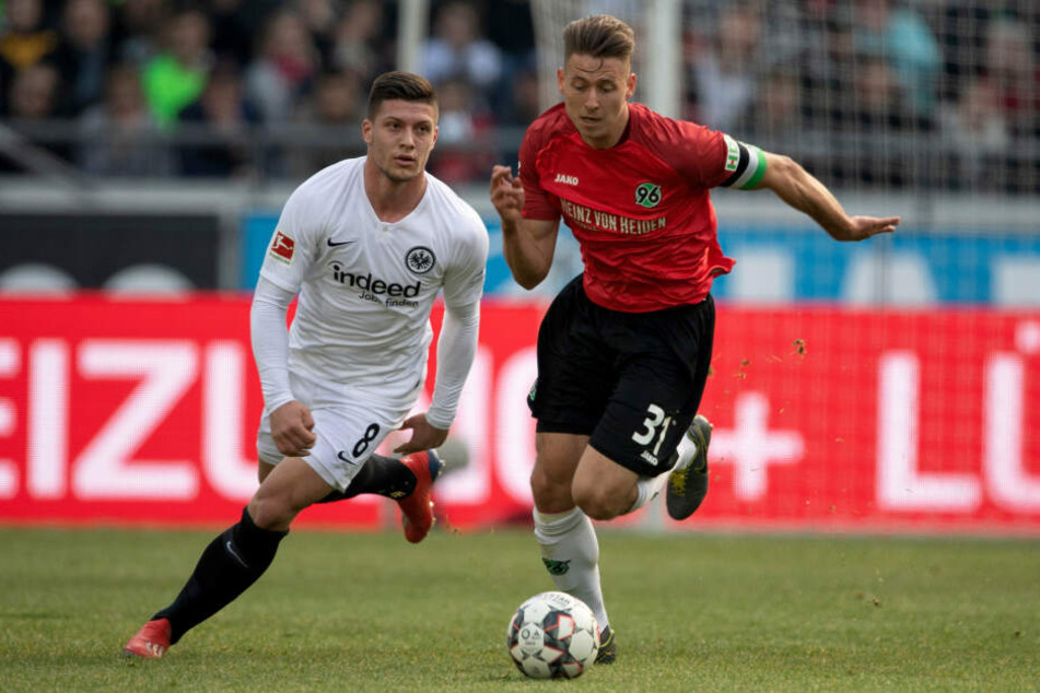 Bundesliga-Toptorjäger Luka Jovic (Li.) im Laufduell mit Hannovers Waldemar Anton.