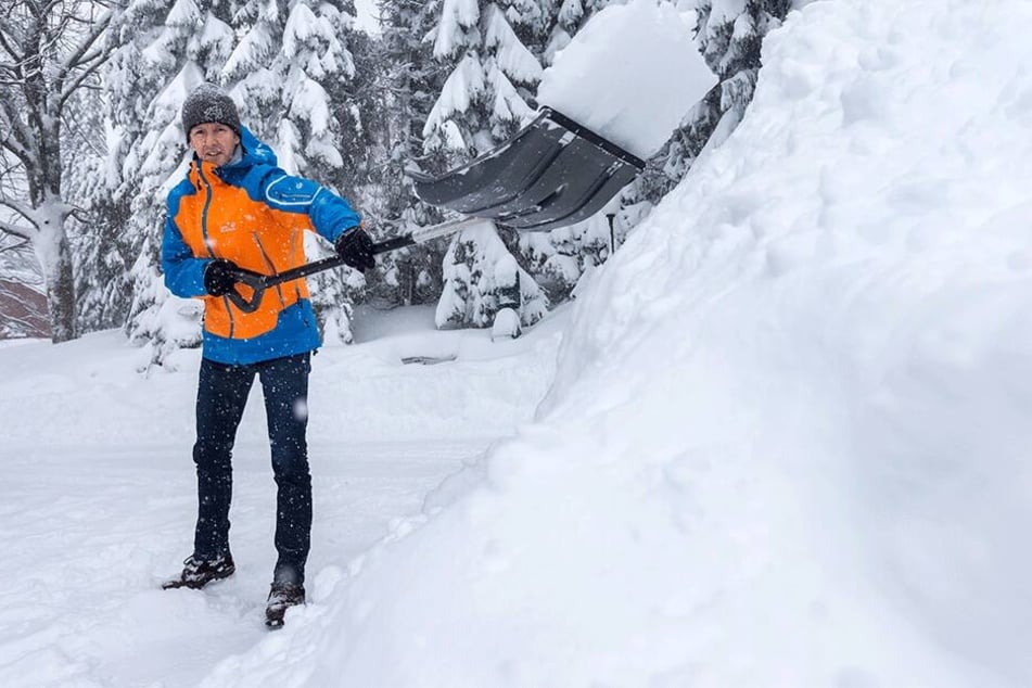 Skisprunglegende und Hotelier Jens Weißflog (54) schippt den Parkplatz seines Hotels heute selbst frei.