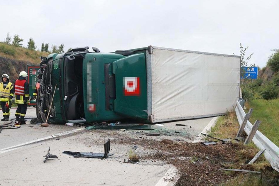 Der Lkw prallte zunächst gegen die Leitplanke und kippte danach um.