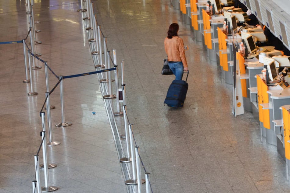 Die Schalter am Flughafen bleiben am Dienstag weitestgehend leer. (Symbolbild)