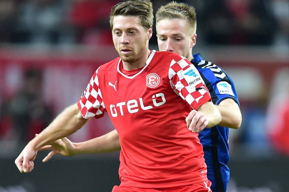 Andreas Lambertz im Trikot von Fortuna Düsseldorf vor dem Fürther Marco Stiepermann am Ball.