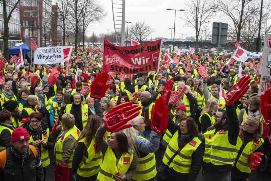 Etwa 3000 Menschen streiken vor der Real-Zentrale in Düsseldorf.