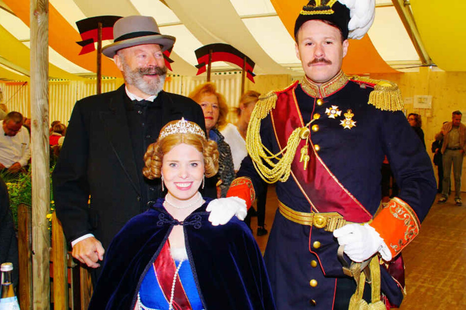 Die Schauspieler stellen die Wasen-Erfinder König Wilhelm I. und seine russische Frau Katharina dar.