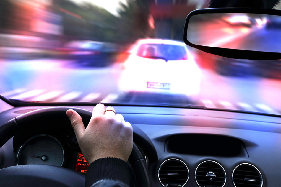 An einer Ampelanlage hielt ein Autofahrer ein Nickerchen (Symbolbild).