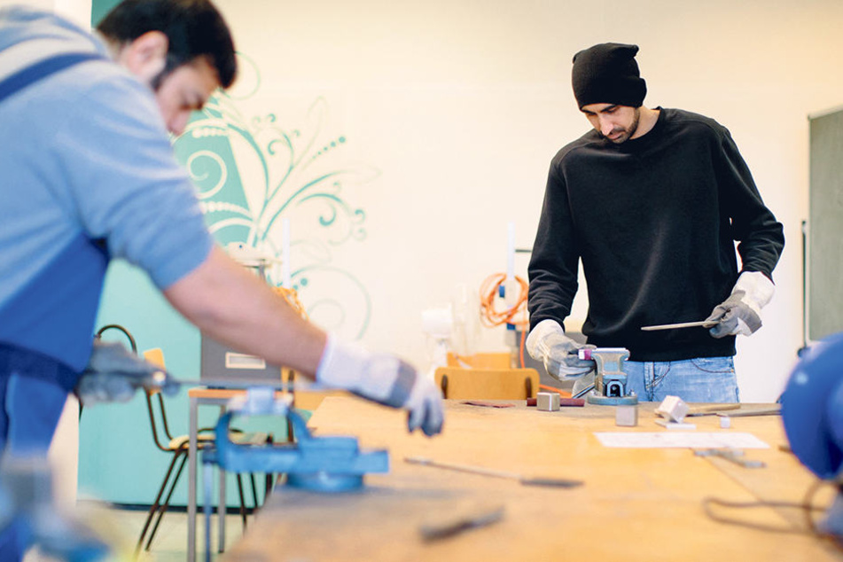Viele Flüchtlinge wünschen sich
sehnlichst einen Job. Doch das ist nicht so einfach - über die Hälfte sind
arbeitslos.