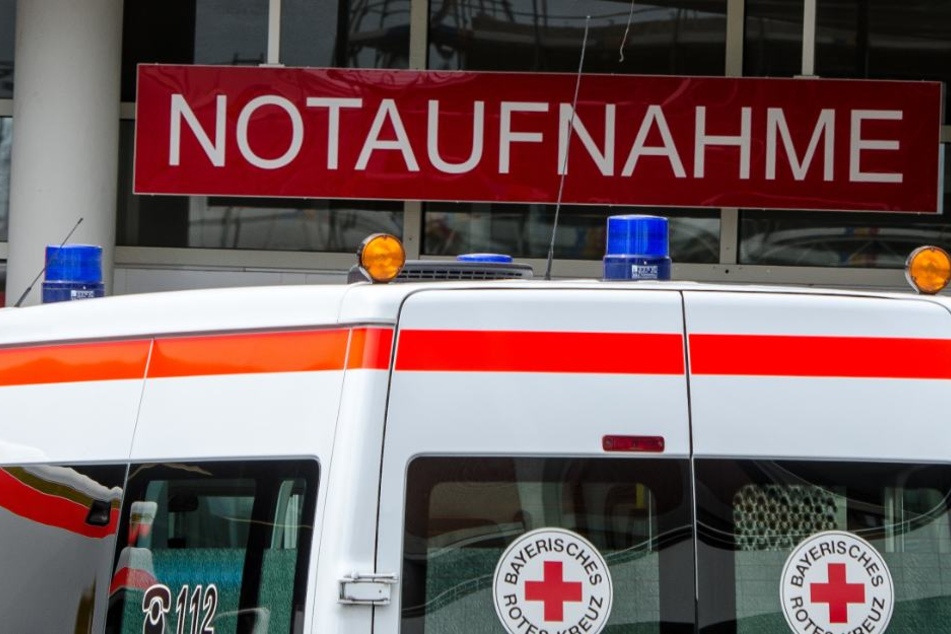 Auf der A4 wurde eine 22-jährige so schwer verletzt, dass sie umgehend in ein Krankenhaus gebracht wurde. (Symbolbild)