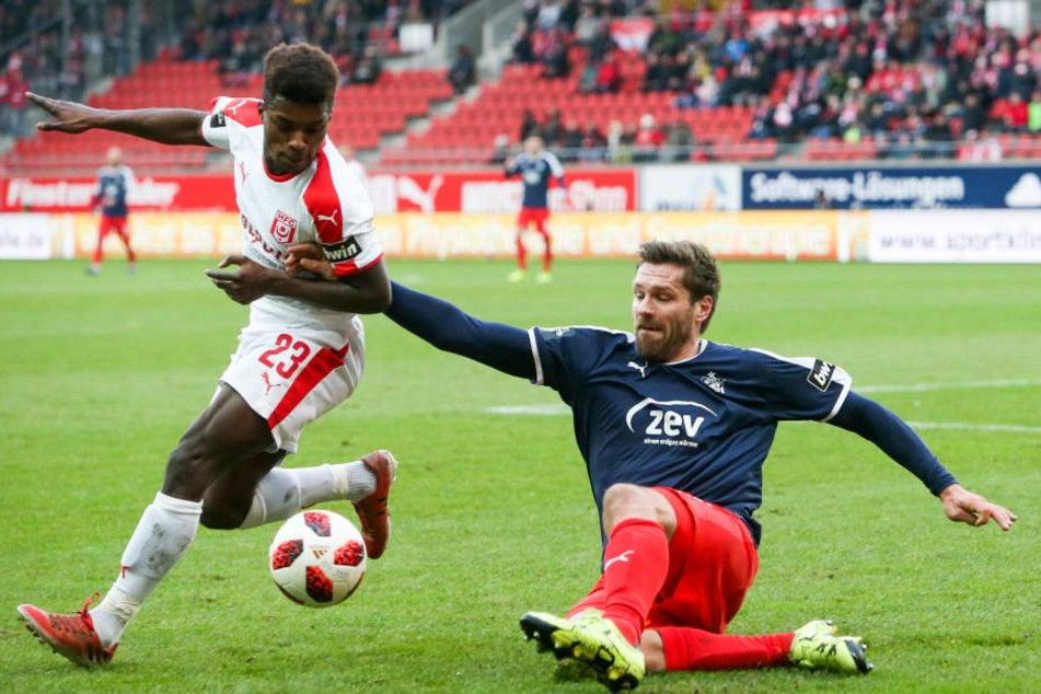 Braydon Marvin Manu (l.) im Zweikampf mit Ronny König.