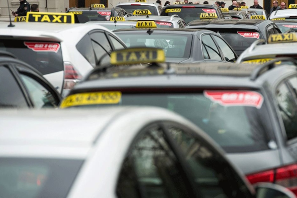 Ein Rentner ließ ein kleines Vermögen in einem Taxi liegen.