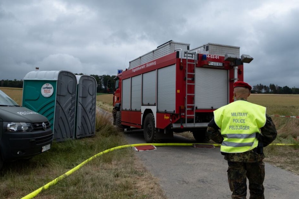 Die Feldjäger sicherten das Gebiet und ließen nur die Feuerwehr durch.