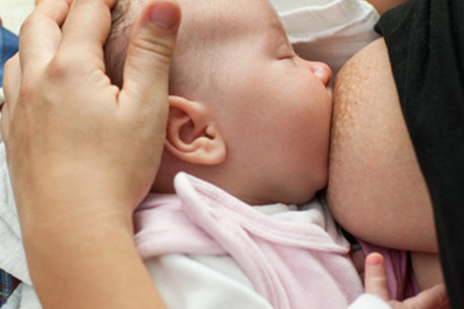 Weil es die Milch nicht vertrug, stellten die Eltern eines Babys das Stillen ein, was tödliche Auswirkungen hatte (Symbolbild).