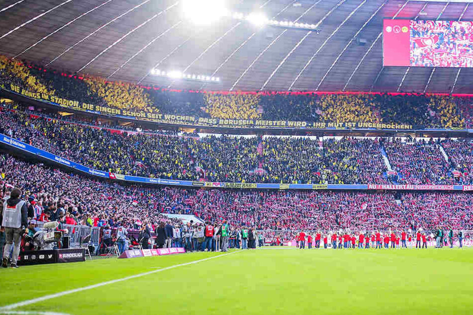 Bayern- und Dortmund-Fans mit einer Choreografie vor dem Anpfiff des Bundesliga-Top-Spiels.