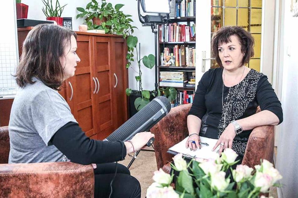 Redakteurin Kristina Nordheim (46, l.) interviewt Therapeutin Regine Wacker (47) für "MDR um 11".