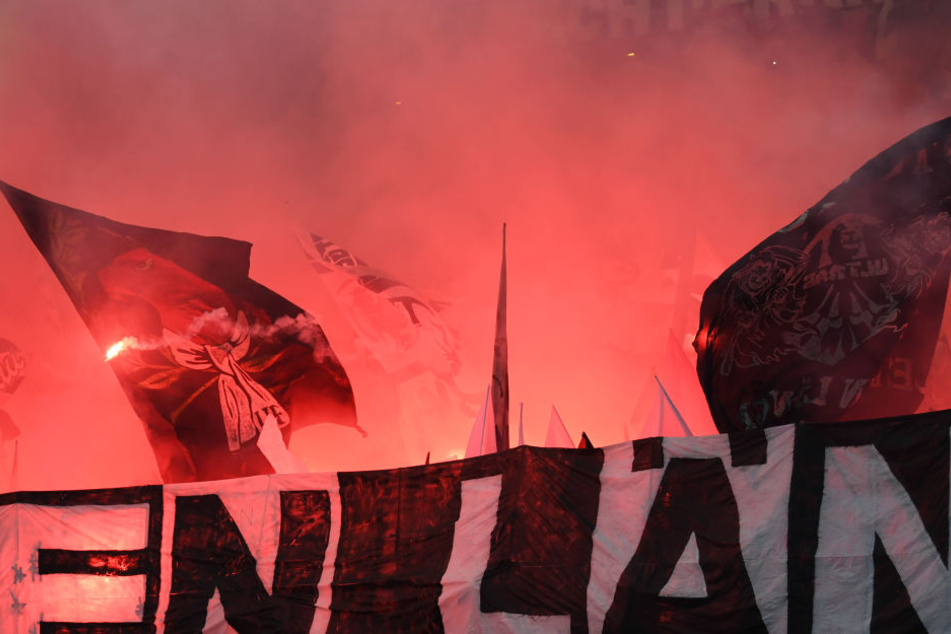 Der Eintracht-Anhänger verursachte einen Totalschaden am Wagen der Kölner. (Symbolbild)