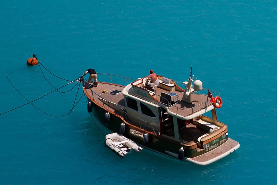 Das Meerwasser von Bosporus und Schwarzem Meer hat sich türkis verfärbt.