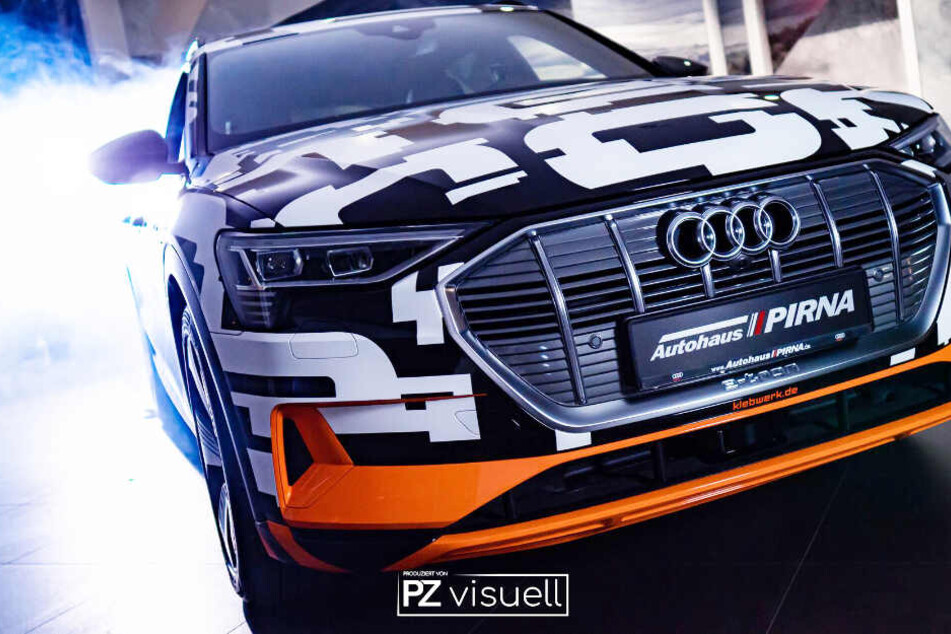 Der AUDI E-tron steht mit dieser coolen Folierung auch auf dem Stadtfest.