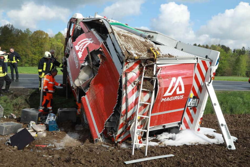 Fahrer und Beifahrer wurden schwer verletzt.