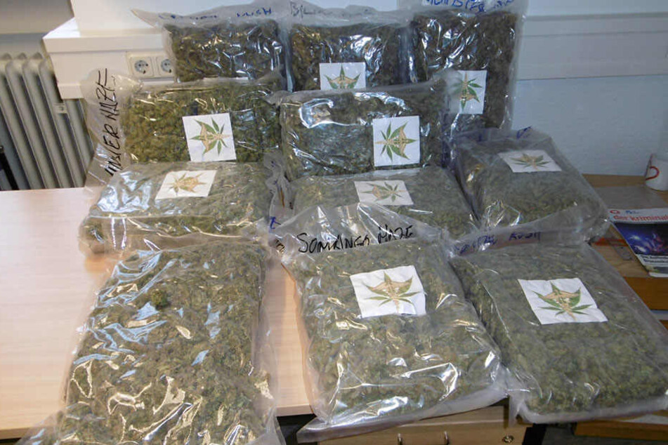 Rund zwölf Kilogramm Marihuana beschlagnahmte die Polizei am Sonntag.