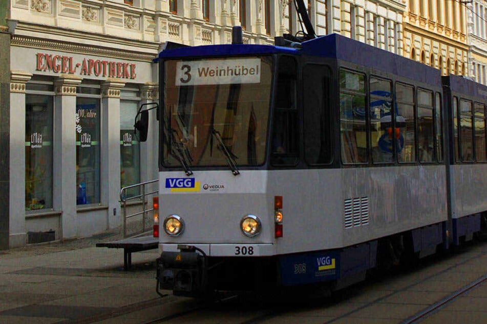 Zwei Personen wurden trotz gültigen Fahrscheins aus einer Straßenbahn geworfen.