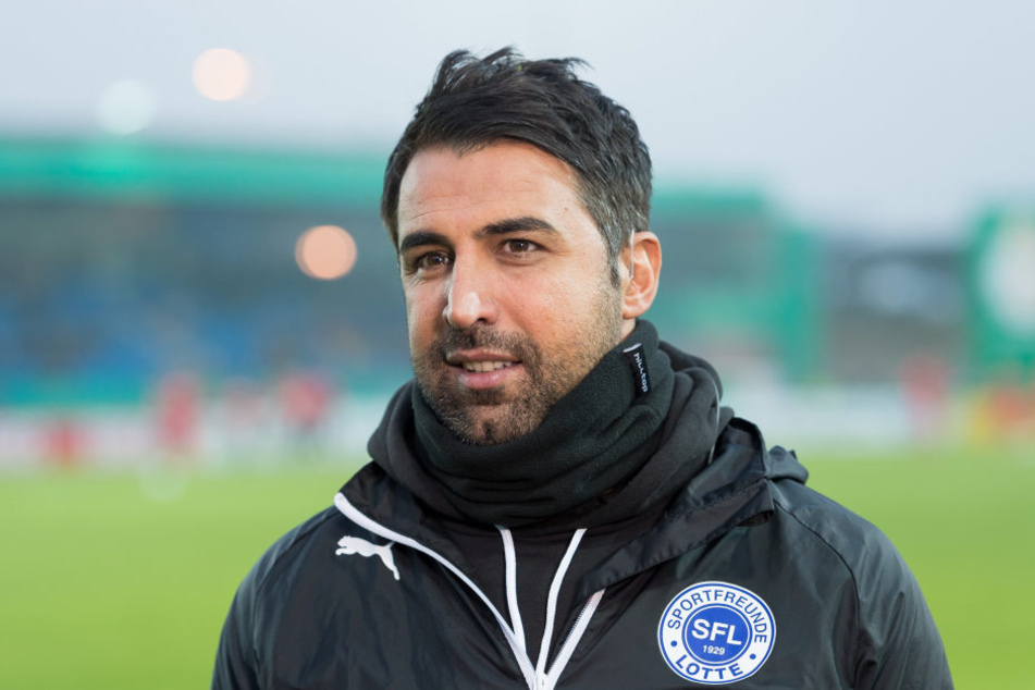 Ismail Atalan, Trainer der Sportfreunde Lotte drückt mit Torsten Ziegner die Schulbank.