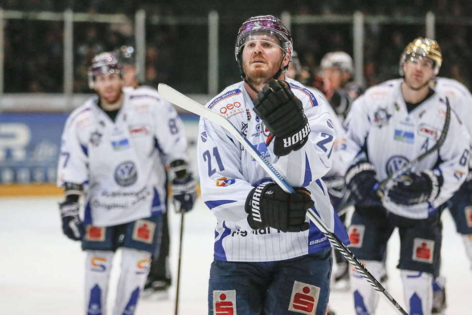 James Wisniewski (v.) ist der
Dreh- und Angelpunkt bei den Huskies. Um die Kassler in die Knie zu zwingen,
gilt es ihn kaltzustellen.