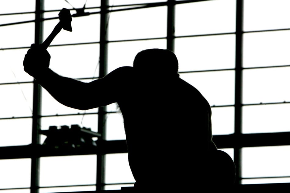 Der Mann schlug mehrfach mit dem Hammer auf seinen Gegenüber ein. (Symbolbild)