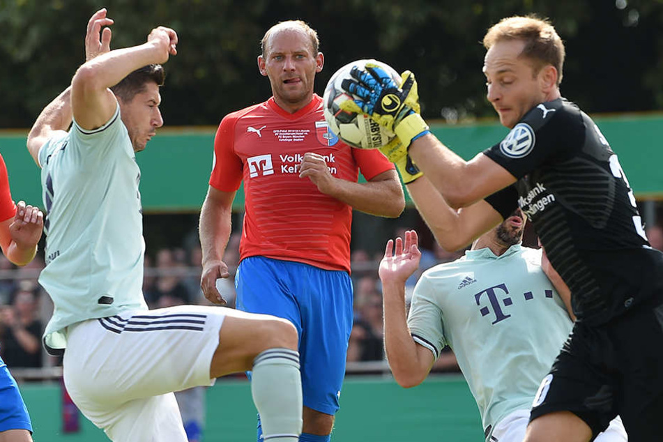Packte mehrfach sicher zu: Drochtersens Keeper Patrick Siefkes (rechts).