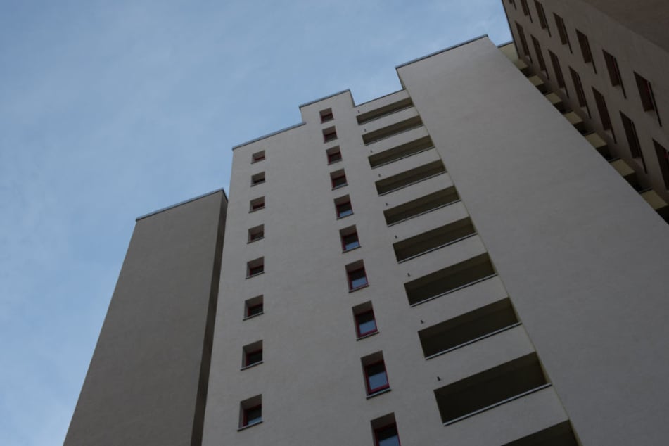 4-Jähriger spielt mit Bruder (6) und stürzt vom Balkon in die Tiefe. (Symbolbild)