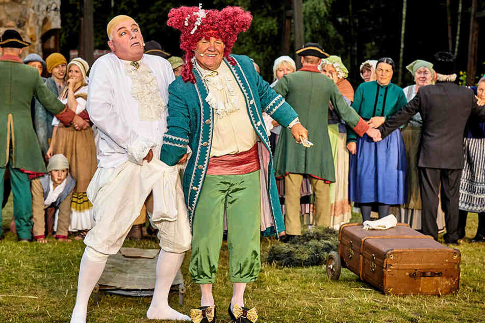 Vorn greift August dem starken Hof-Modeschöpfer Bimmler (Frank Müller) in die Hose.