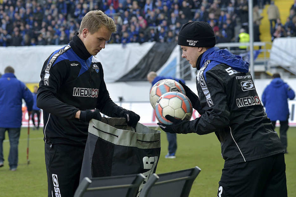Bisher warten Lukas Boeder (li.) und Roope Riski noch auf ihren ersten Startelf-Einsatz.