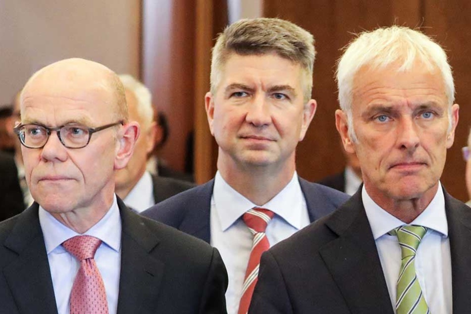 Der VW-Generalbevollmächtigte Thomas Steg (l-r), Ulrich Eichhorn, Leiter des Konzernbereichs Forschung und Entwicklung und der VW-Vorstandsvorsitzende Matthias Müller.