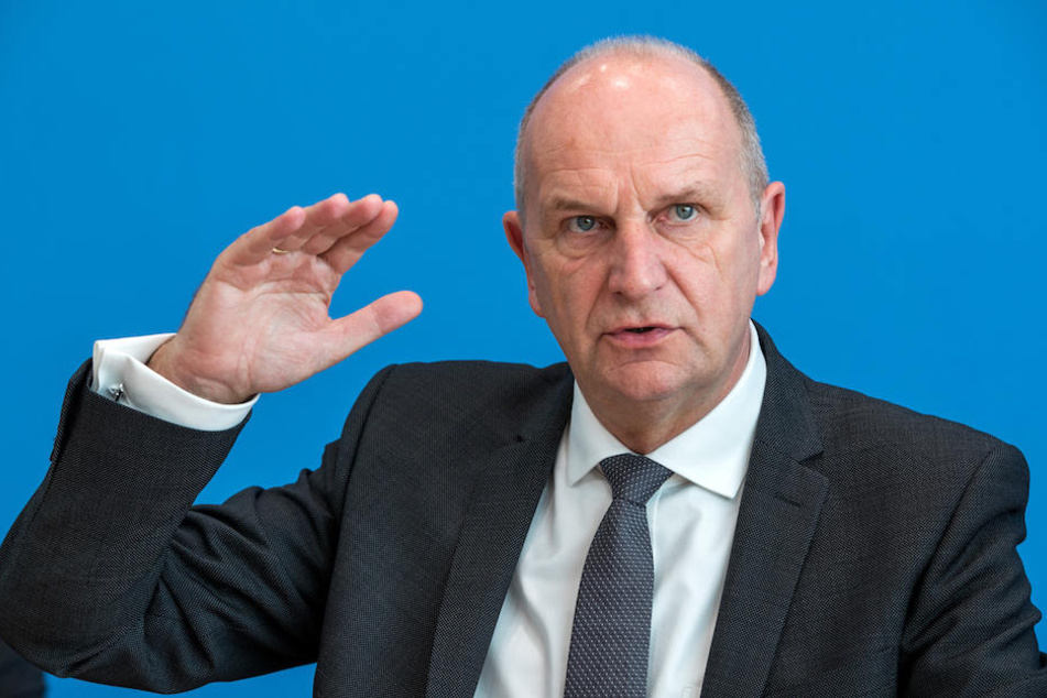 Brandenburgs Ministerpräsident Dietmar Woidke (57, SPD) ist selbst engagierter Blutspender und ruft dazu auf, ebenfalls anderen Menschen in Not zu helfen.