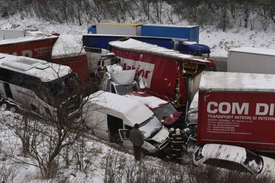 Rund 30 Fahrzeuge waren in den heftigen Unfall verwickelt.