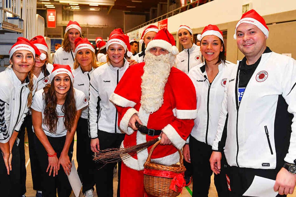 Nach dem 3:0-Heimsieg hatten nicht nur die DSC-Girls, sondern auch der Weihnachtsmann blendende Laune.
