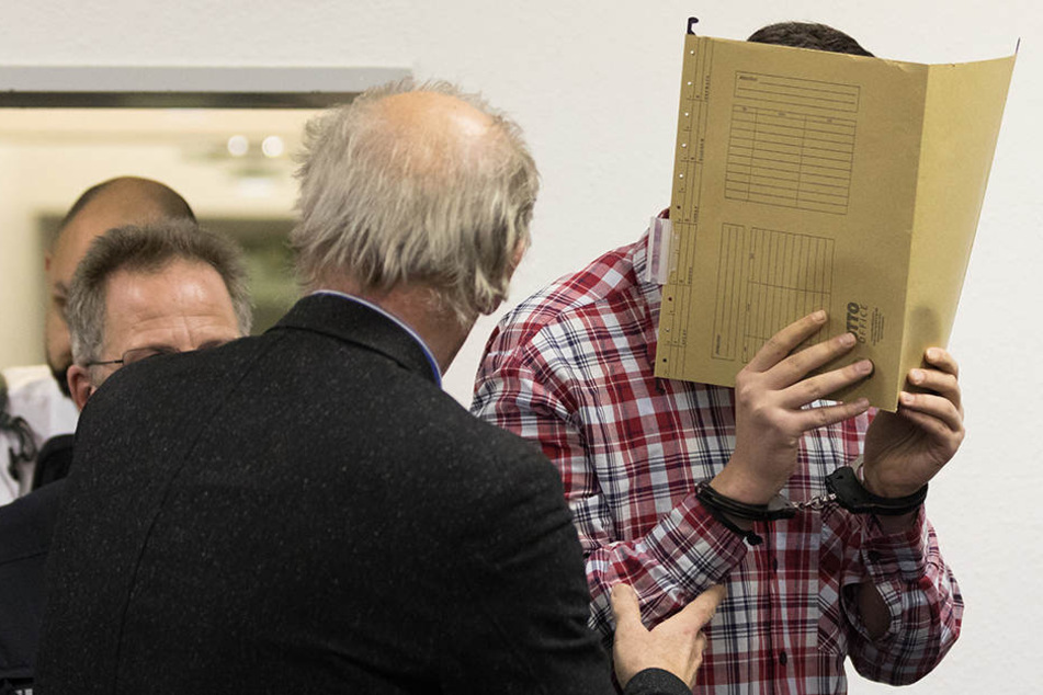 Vor dem Landgericht Verden muss sich der 19-jährige Täter nun wegen Mordes verantworten.