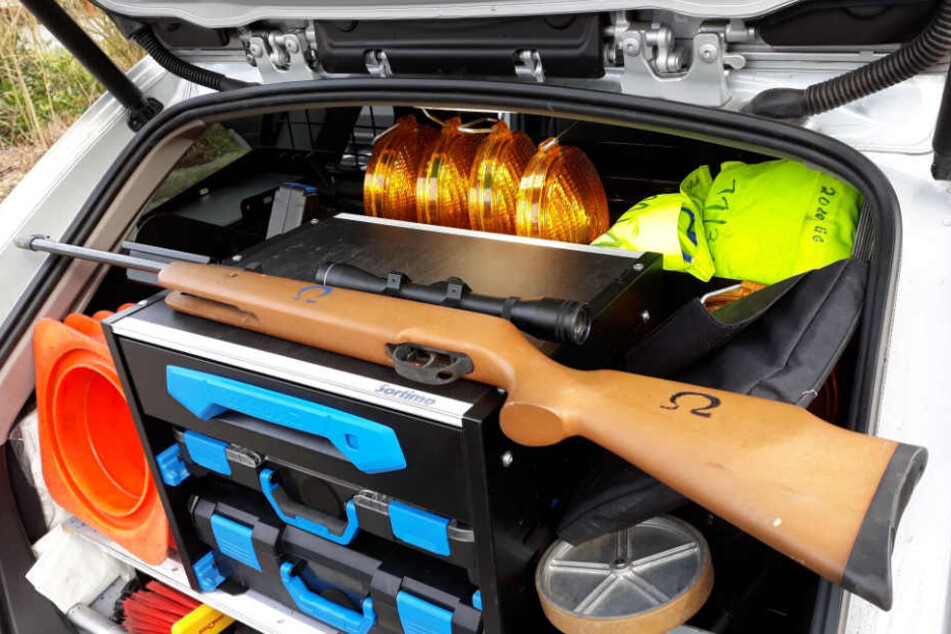In der Wohnung des 36-Jährigen entdeckte die Polizei noch mehr Waffen. (Symbolbild)