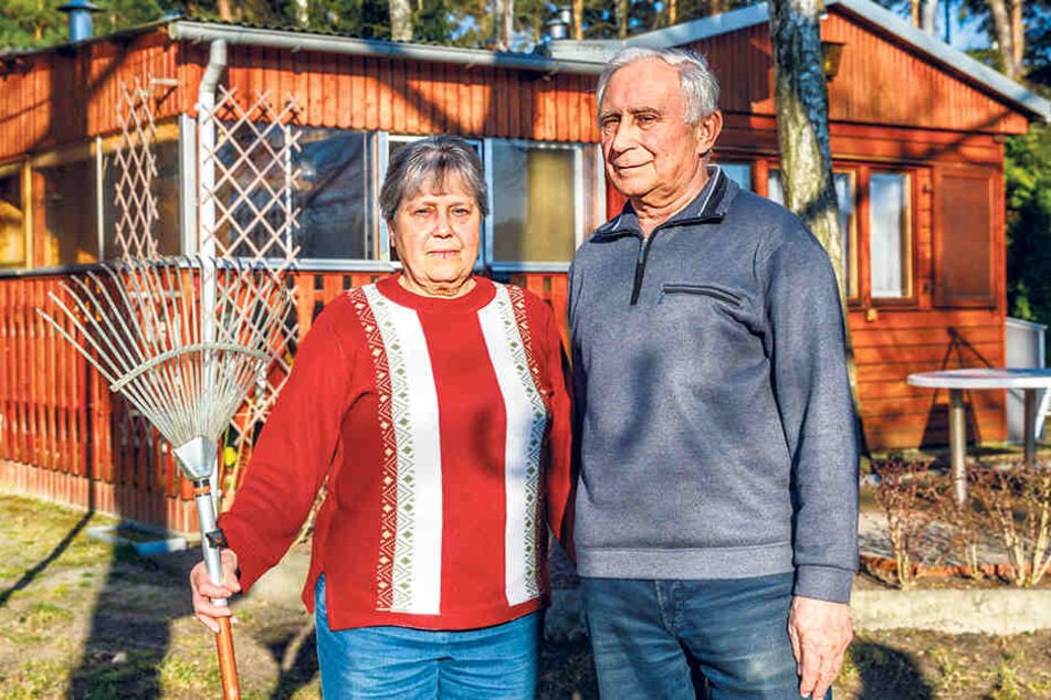 Roland (76) und seine Frau Thea Helfert (74) haben ihre 97 Quadratmeter große
Parzelle 1965 bebaut. „Mit Genehmigung der Gemeinde“, sagt Roland, der seit
1962 Rettungsschwimmer am See war. Er sah hier seine Kinder, Enkel und Urenkel
aufwachsen.