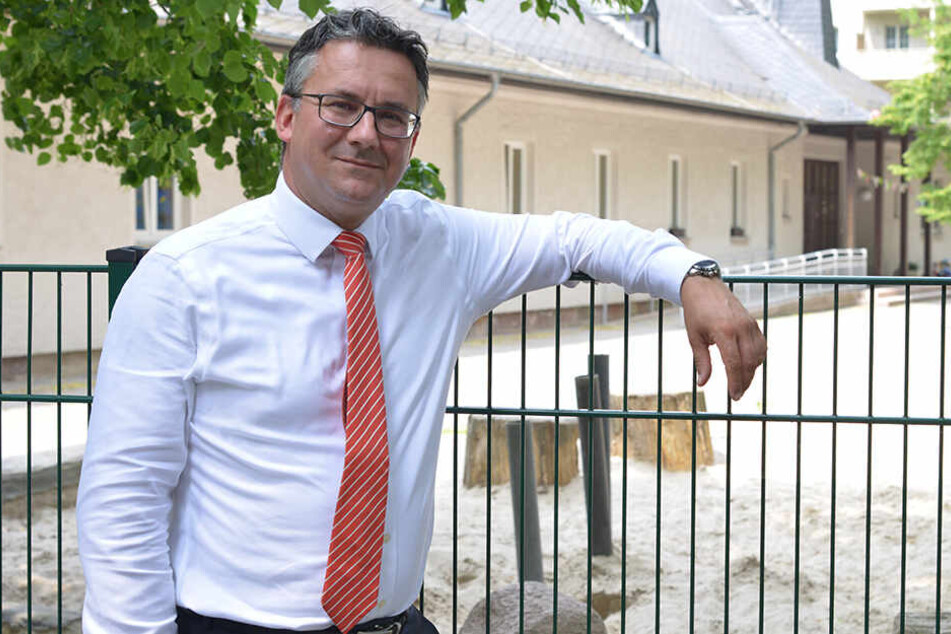 Kein Sichtschutz gegen Dealer: Elternsprecher Steffen Kühn (41) vor der Kita "Stupsnasen".