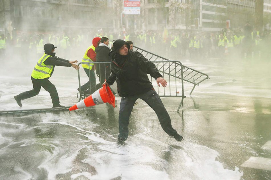 Die anhaltenden Proteste der "Gelbwesten" gegen zu hohe Spritpreise sorgen dafür, dass bereits sechs Fußballspiele der französischen Ligue 1 abgesagt werden mussten.