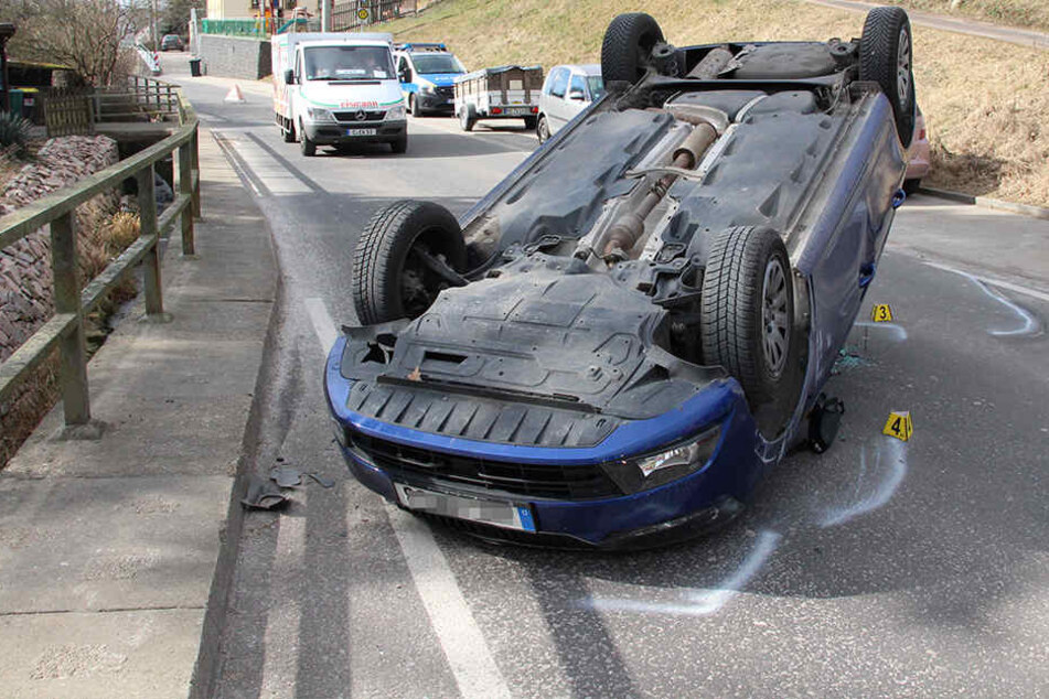 Der Skoda blieb nach dem Unfall auf dem Dach liegen.