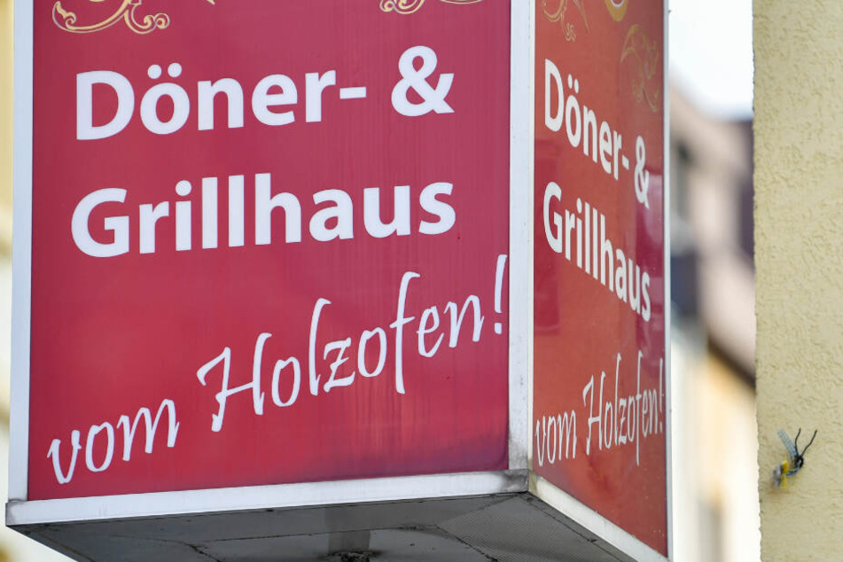 Ein Schild weist auch einen Döner-Imbiss hin.
