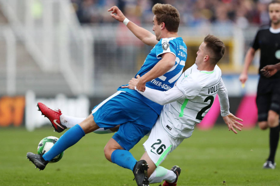 Bis zum Schluss wurde um jeden Ball gekämpft - so wie hier zwischen dem Jenenser Julian Günther-Schmidt (l.) und dem Bremer Jannes Vollert.