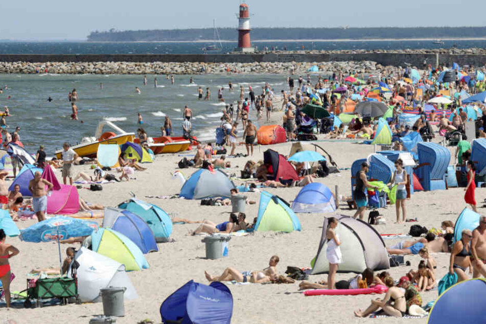 Menschenmassen tummeln sich am Strand an der Ostsee.