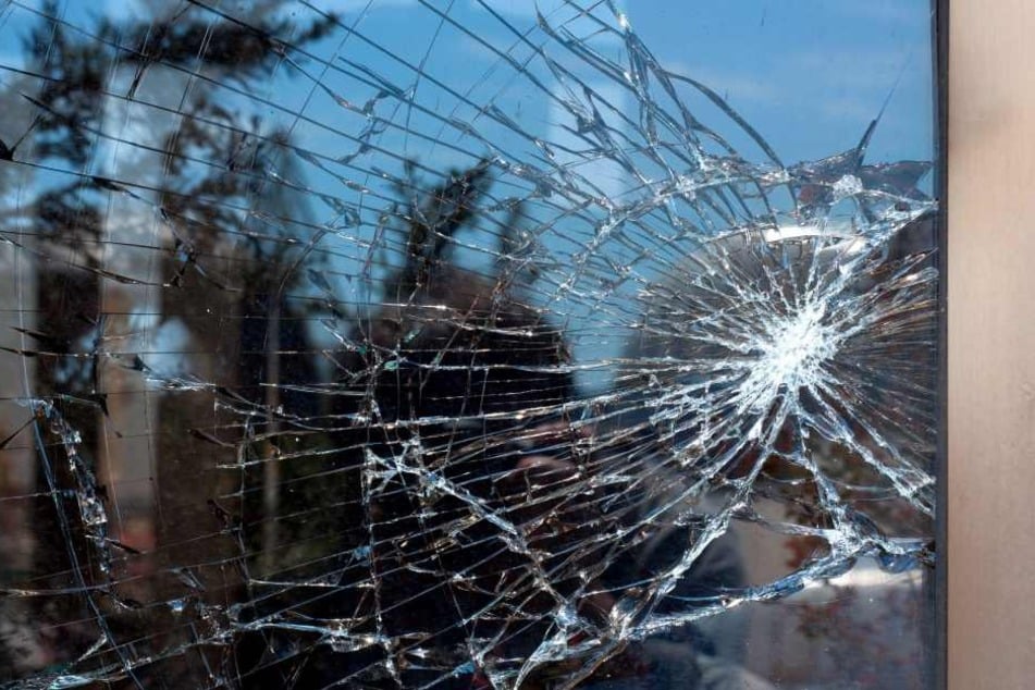 Um in die Wohnung eines Bekannten zu gelangen, beschädigte der Täter u.a. eine Fensterscheibe. (Symbolbild)